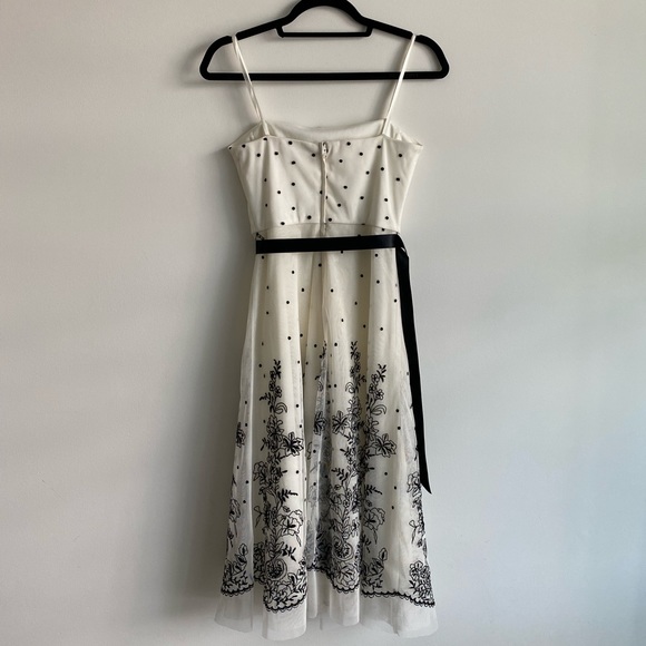 BCBG MAXAZRIA White dress with black lace detailing - Picture 4 of 5